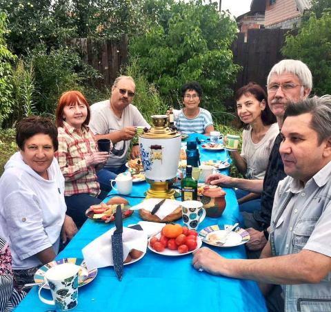 Nia grupo gaste ĉe Marina Kadirova. De dekstra angulo sidas sinsekve: Igorj Husanov, Viktoro Kulakov, Jelena Uspenskaja, Marina Kadirova (centre), Sergej Kumkov, Raja Kudrjavceva, Rita Ĥusanova. Fotis Vjaĉeslav Gusev