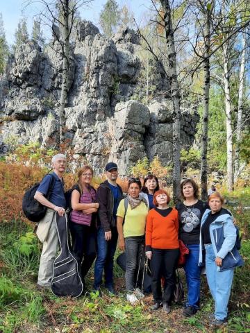 Jekaterinburgaj esperantistoj dum la vojaĝo al Azov-Montaro. Demaldekstre dekstren staras  Viktor Kulakov, Aleksandra Osipova, Aleksandr Pereskokov, Rita Husanova, Jelena Uspenskaja, Raja Kudrjavceva, Vera Matvejeva, Natalja Mansurova