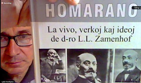La bibliografia libro pri Zamenhof, kiun montris kaj revuis dum la Zamenhof-tago 2020 Lidija Jerofejeva