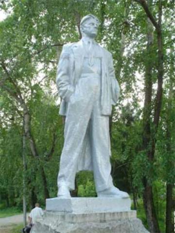 La monumento al la poeto V. Majakovskij en la parko de lia nomo en Jekaterinburgo