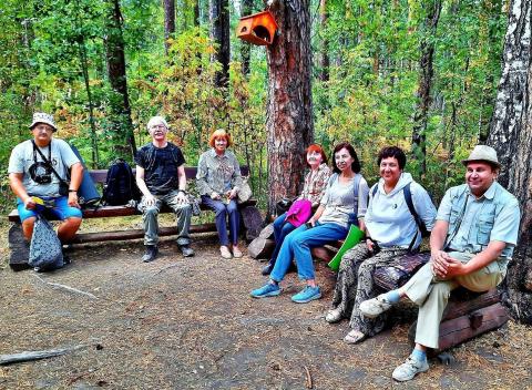 Nia kompanio ripozas en la natuta parko "Baĵovaj lokoj". De dekstre sidas: Igorj Ĥusanov, Rita Ĥusanova, Jelena Uspenskaja, Raja Kudrjavceva, Nataija Mansurova, Viktor Kulakov, Sergej Kumkov. Fotis Vjaĉeslav Gusev