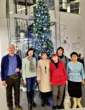 Jekaterinburgaj esperantistoj apud la novjara arbo en la muzeo "Ermitejo – Uralo" la 13-n de januaro (demaldekstre al dekstren: Viktoro Kulakov, Jelena Uspenskaja, Natalja Mansurova, Raja Kudrjavceva, Vera Matvejeva kaj Marina Soldatova). Fotis Vjaĉeslav Gusev