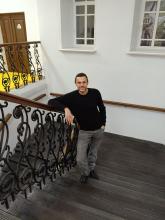 Ĉeĥa esperantisto Martin Bureŝ en Tobolsko. En la konstruaĵo, kie naskiĝis kaj studis Dmitrij Mendeleev, laboris P Jerŝov.