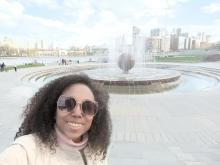 Lisandra dum la promenado en la urbocentro de Jekaterinburgo