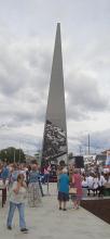 La steleo, kiun oni solene malfermis dum la festado de la 300-jara jubileo de Niĵnij Tagilo
